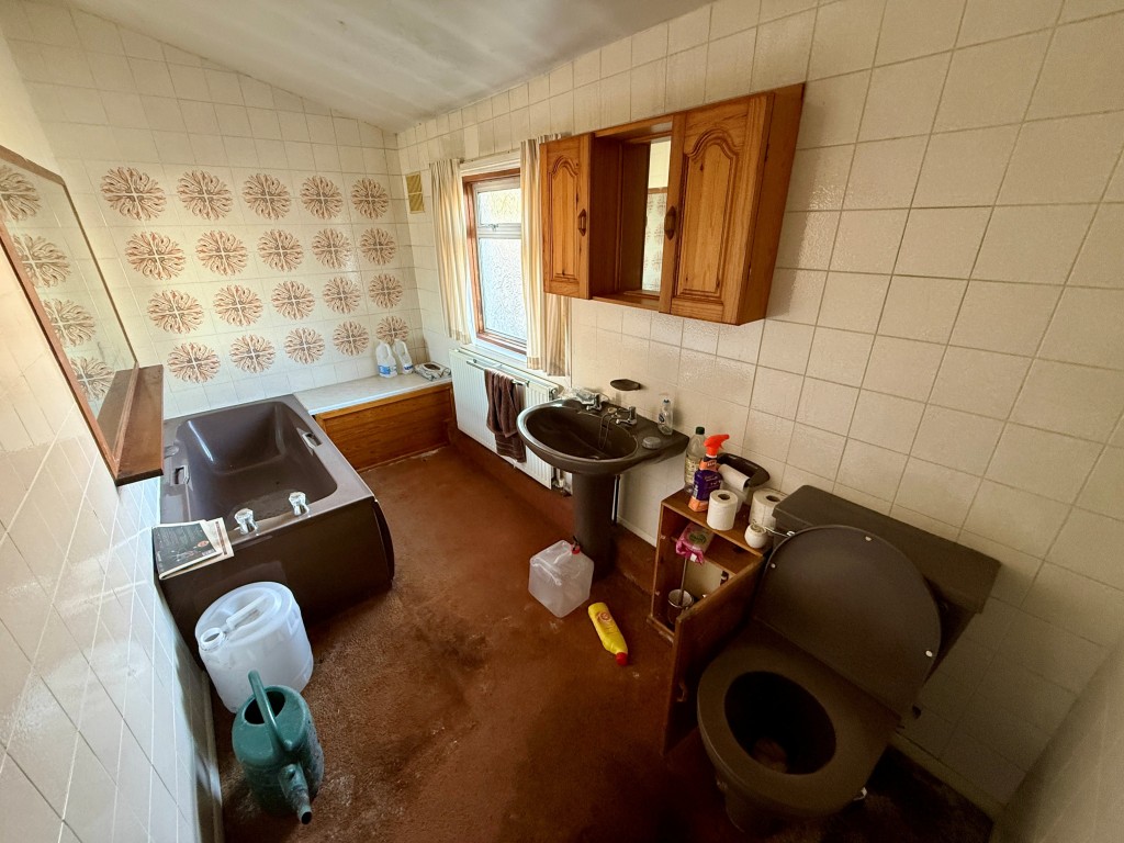 Lot: 89 - DEVELOPMENT OPPORTUNITY - PERMISSION FOR TWO DETACHED CHALET BUNGALOWS AND EXTENSION OF EXISTING DWELLING INTO CHALET BUNGALOW - Bathroom with W.C.